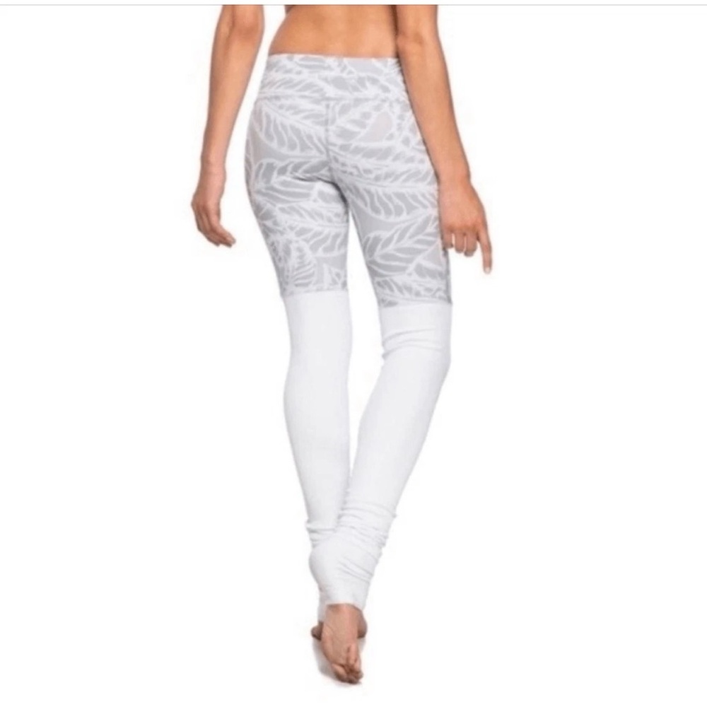 ALO Yoga Goddess Leggings Size Large Gray and White Palm Leaf Print and White - Picture 2 of 9